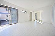 室内にいても、たっぷりの陽光と爽やかな風を感じて頂ける、開放感あふれるリビングです。