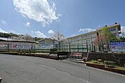 和田中学校【鹿児島市立和田中学校】は、和田2丁目に位置する1947年創立の中学校です。令和4年度の生徒数は729人で、22クラスあります。校訓は「敬愛・創造・錬磨」です。 700m