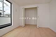 【過去施工例】バルコニーに面した洋室は、主寝室としても検討しやすい広さ。収納付きで室内もすっきり使えます。