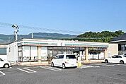 セブンイレブン鹿児島喜入店国道226号の喜入寺前交差点に位置するセブンイレブン鹿児島喜入店、24時間営業。3つの道路に面した広大な敷地に乗入れのしやすい駐車場が特徴です。 130m