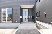 重厚感のある外観に映える玄関まわり。すっきりとしたアプローチが住まいの第一印象を高めます。