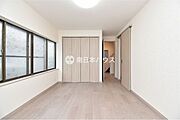 クローゼット付きの洋室。落ち着いた内装で、寝室や個室として使いやすそうです。