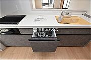 掲載の内観写真は同売主施工の建物における施工例であり、本物件とは間取り・形状・色味・仕様・設備等が異なる場合があります。