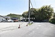 現地前の道路形状や周辺の街並みを確認しやすい写真です。