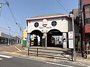 市電 谷山電停日本最南端の路面電車停留場で市電谷山線の終点。全ホーム車椅子使用可。1日平均乗降人員5785人（2015年）出典: フリー百科事典『ウィキペディア（Wikipedia）』 4000m