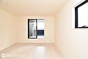 【過去施工例】バルコニーに面し、主寝室としても使いやすそうな洋室の施工例です。