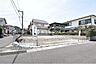 外観：道路側から見た建築予定地です。敷地の広さや道路との位置関係を確認しやすい写真です。