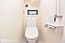 室内：【過去施工例】温水洗浄便座付きで、すっきりとした印象のトイレの施工例です。