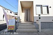 【過去施工例】玄関まわりの雰囲気が伝わりやすい外観写真。住まいの第一印象もイメージしやすい施工例です。