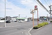 コンビニ ファミリーマート坂之上店 960m