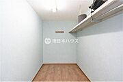 ウォークインクローゼット◇衣類をまとめて収納しやすい空間。居住スペースを広く使えます