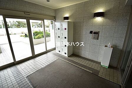 エントランスまわりの共用部。日々の暮らしを支える設備も確認できます。