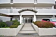 落ち着いた印象のエントランス。植栽が迎える、雰囲気のあるアプローチです。