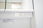 洗面台には、照明とコンセントが標準装備されております。コンセントの容量は1300Wまで大丈夫です。