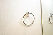 タオル掛け、これは必要です。標準装備されていますので、後から設置する手間も省けます。