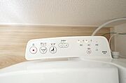 ウォシュレット機能　暖房便座は必需品です。１階　２階の両方のトイレに付いてます。
