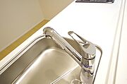 レバー操作一つで水量、温度も調節可能です。また、蛇口には浄水カートリッジも内蔵可能です。