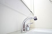 洗面台の給水口はホースが伸びるので朝シャン出来ます。シングルレバーでお湯の温度も楽々調整出来ます。
