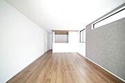 明るい陽光が差し込み開放的なリビング　ダイニングを演出し、ゆとりある空間はご満足いただけます。