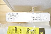 トイレでの洗浄、水量、水温などの機能はリモコンでラクに操作できます。人気の設備の一つです。