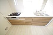 キッチンには耐久性が高く、お手入れも簡単で人工大理石トップを採用して、キッチンを優雅に演出しました。