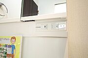 洗面台には、照明とコンセントが標準装備されております。コンセントの容量は1200Wまで大丈夫です。