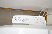 トイレでの洗浄、水量、水温などの機能はリモコンでラクに操作できます。人気の設備の一つです。