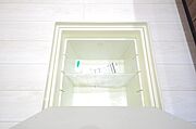 ミネラルウォーター、缶詰、非常食のストックに便利です。空間を有効に利用した収納です。