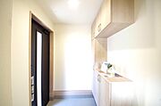棚板が多く、沢山のの靴が収納可能。棚板は稼働可能ですのでブーツやヒールの高い靴も収納でき便利です。