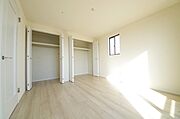 木の質感が優しい床材と豊富な収納が特徴的な、心に温かさを感じる内装です。