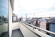 陽光あふれるバルコニーは、たくさんの光を浴びることができるのでお洗濯物やお布団もしっかり干せます。