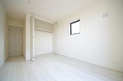 木の質感が優しい床材と豊富な収納が特徴的な、心に温かさを感じる内装です。