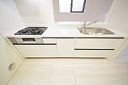 キッチンには耐久性が高く、お手入れも簡単で人工大理石トップを採用して、キッチンを優雅に演出しました。
