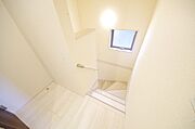 階段には手すりを標準装備することで、お子様やご高齢者の安全性にも配慮しております。