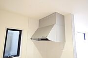 キッチン上部には、ブーツ型の照明付きのレンジフードが標準装備されております。