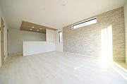 明るい陽光が差し込み開放的なリビング　ダイニングを演出し、ゆとりある空間はご満足いただけます。