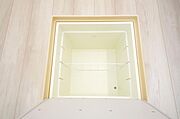 ミネラルウォーター、缶詰、非常食のストックに便利です。空間を有効に利用した収納です。