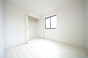 木の質感が優しい床材と豊富な収納が特徴的な、心に温かさを感じる内装です。