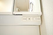 洗面台には、照明　コンセント　くもり止めの３点が標準装備されております。