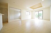 明るい陽光が差し込み開放的なリビング　ダイニングを演出し、ゆとりある空間はご満足いただけます。