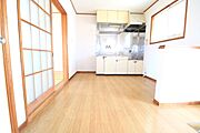 光差し込む広々とした窓。