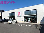ユニクロ三重川越店 809m