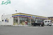 ミニストップ四日市泊小柳店 376m