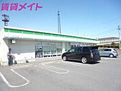 ファミリーマート四日市川島店 1427m