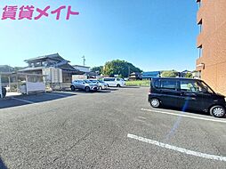 8 / 11