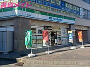 ファミリーマート津駅西店 433m