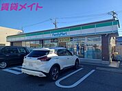 ファミリーマート津乙部店 555m