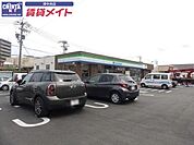 ファミリーマート津市ヨットハーバー店 684m