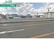 ファミリーマート伊勢楠部店 330m