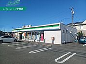 ファミリーマート伊勢おばた店 175m